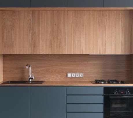 Combinación de madera y gris en muebles de cocina
